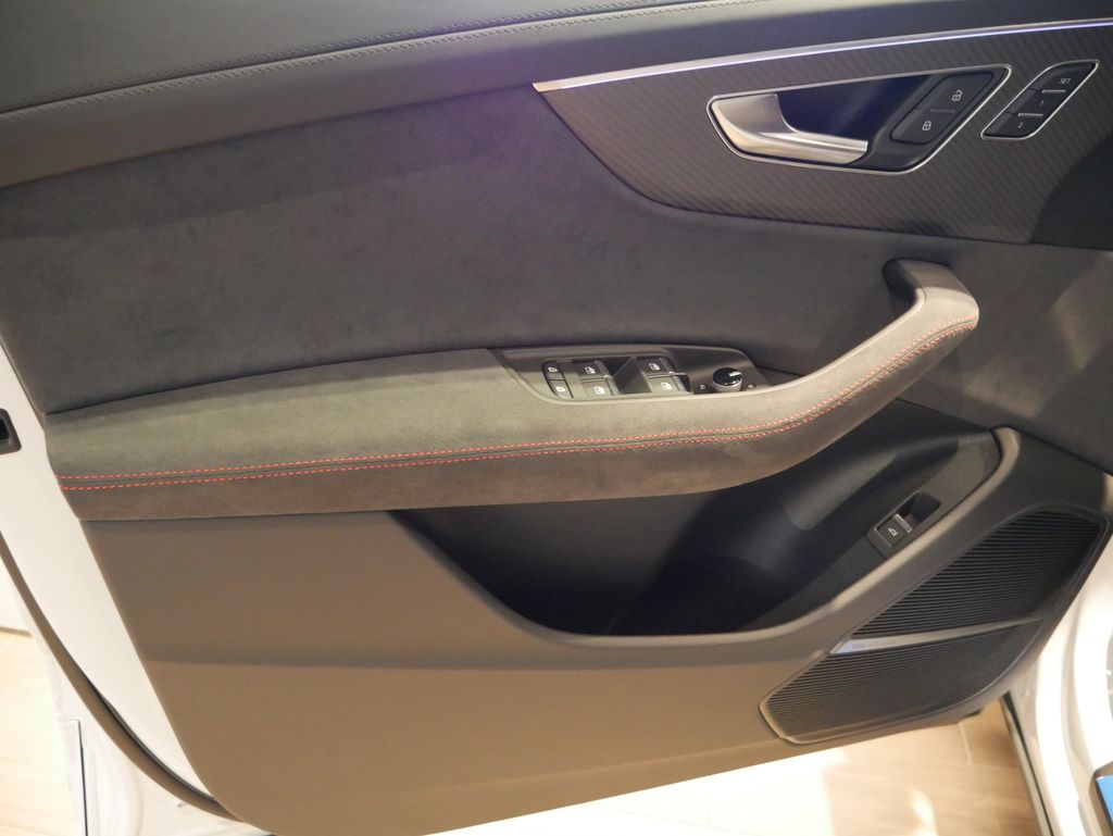 Thumbnail: 2026 Audi RS Q8 - 11