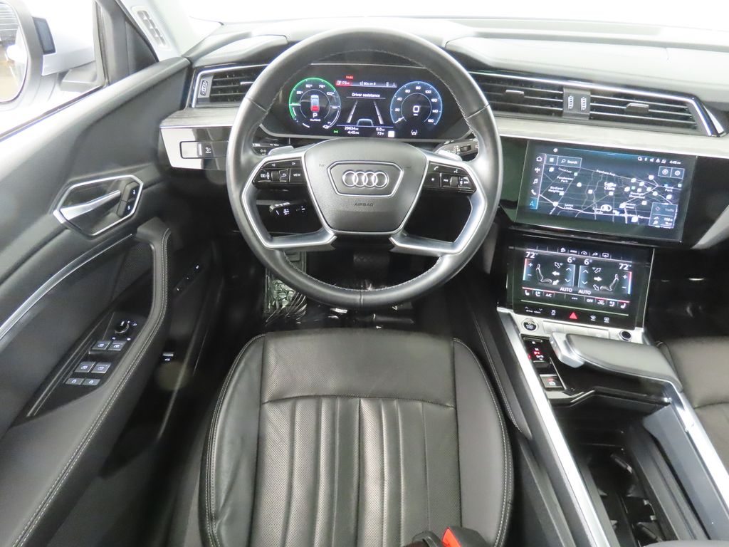 Thumbnail: 2022 Audi e-tron - 12