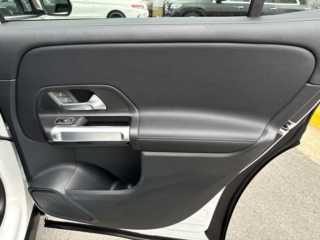 Thumbnail: 2022 Mercedes-Benz GLB - 25