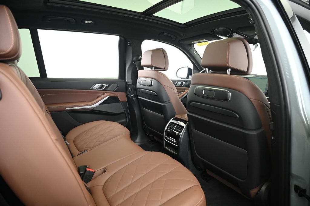 2023 BMW X7 xDrive40i 21