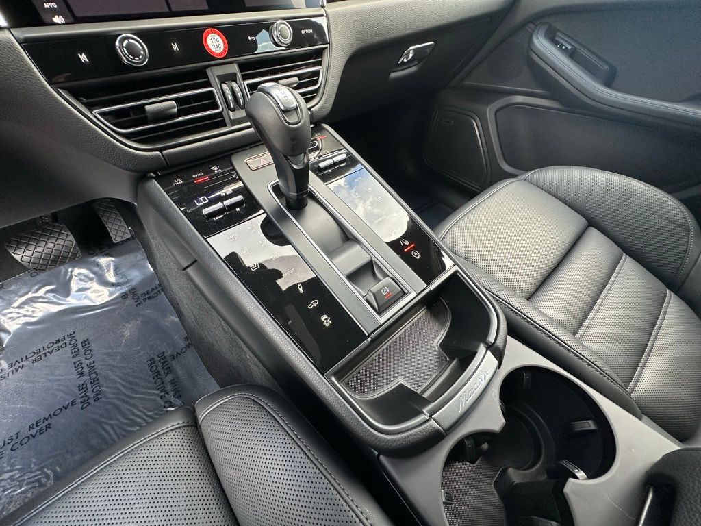 Thumbnail: 2026 Porsche Macan - 30