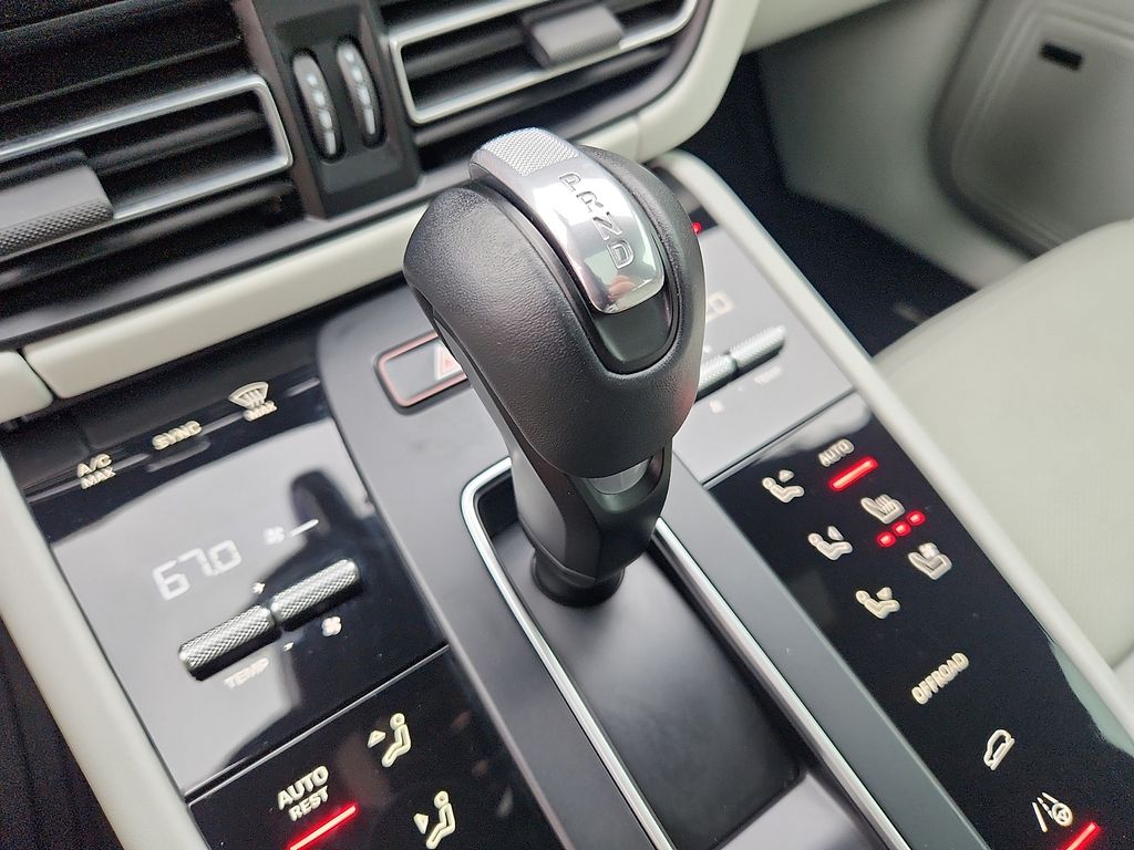 Thumbnail: 2022 Porsche Macan - 15