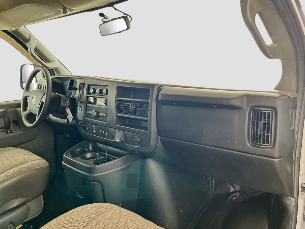 Used 2025 White GMC Work Van image 29