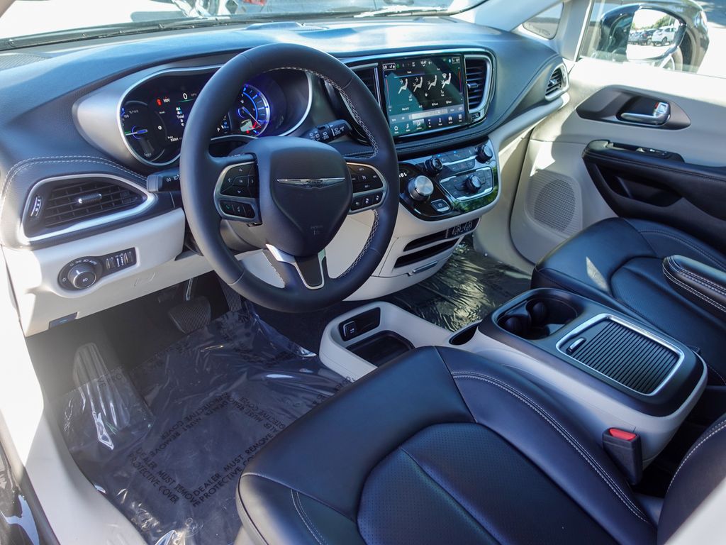 Used 2024 Black Chrysler Select image 9