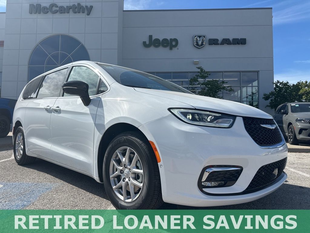 2026 Chrysler Pacifica Select's photo