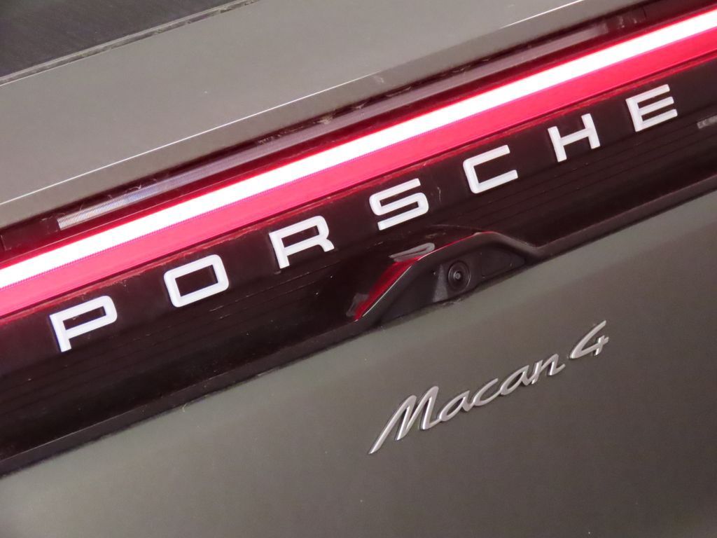Thumbnail: 2026 Porsche Macan - 12