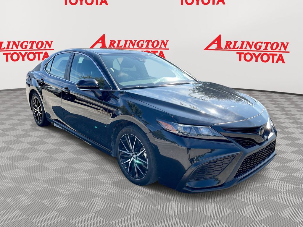 2024 Toyota Camry SE's photo