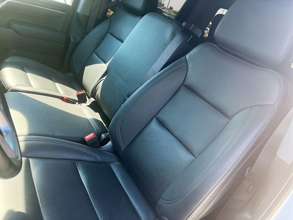 Used 2023 White GMC SLT image 19