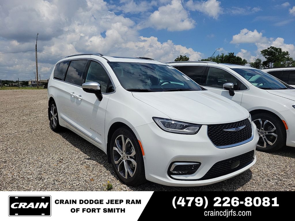 Bright White Clearcoat 2025 Chrysler Pacifica Minivan Front-Wheel Drive 9-Speed Automatic