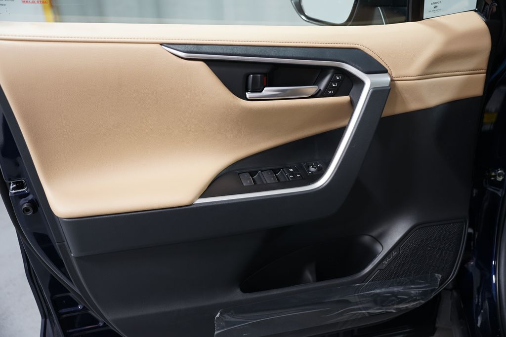 Thumbnail: 2025 Toyota RAV4 - 31