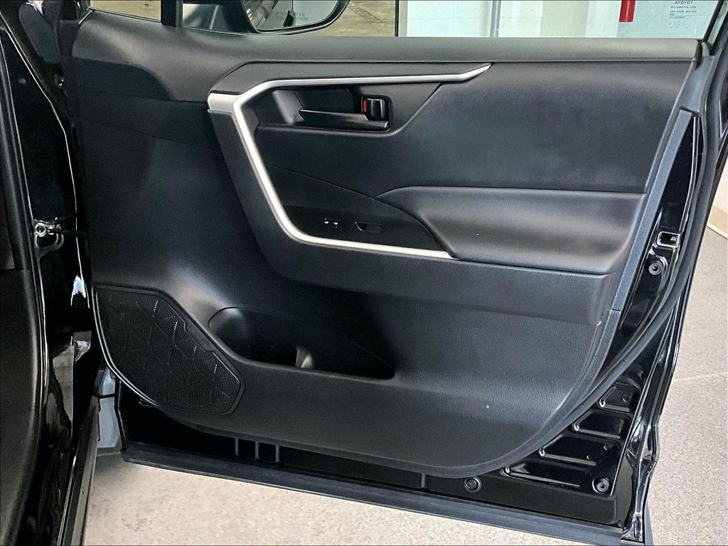 2023 Toyota RAV4 — photo 12