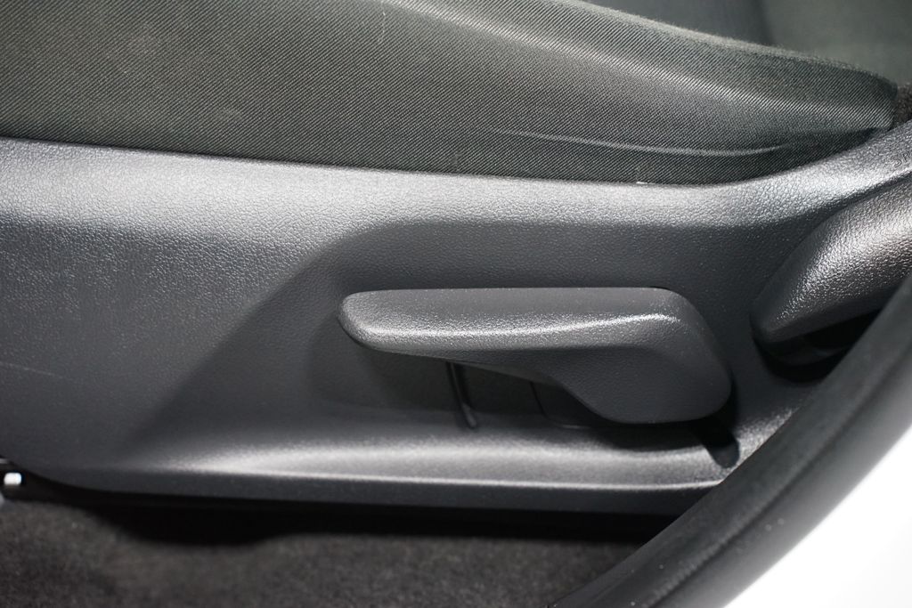 Thumbnail: 2025 Toyota RAV4 - 31