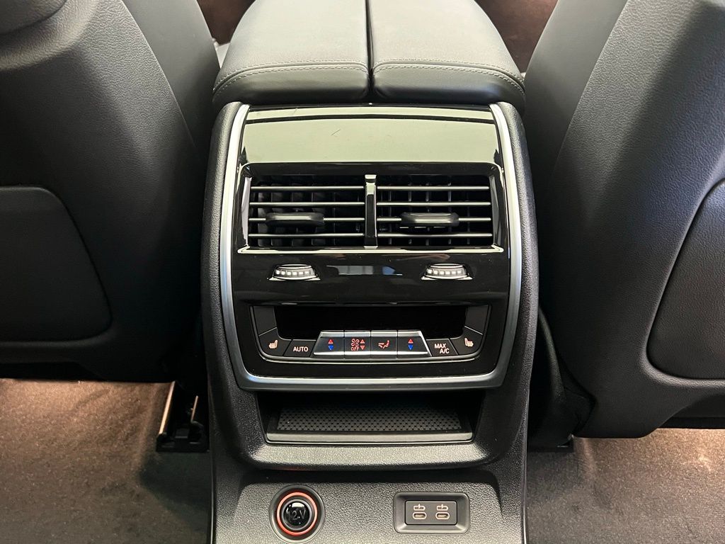 Thumbnail: 2026 BMW X7 - 10