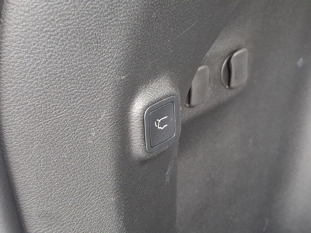 Thumbnail: 2019 Jeep Cherokee - 30