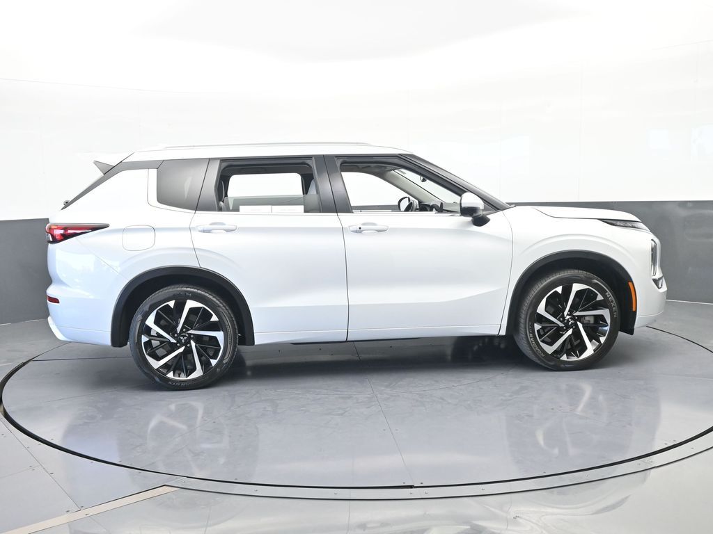 Used 2022 White Diamond Mitsubishi SEL image 7