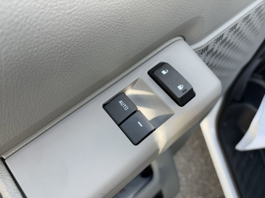 New 2025 Oxford White Ford E-350 SRW image 15