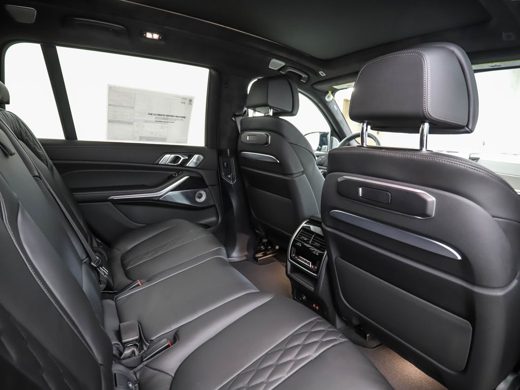 Thumbnail: 2026 BMW X7 - 32