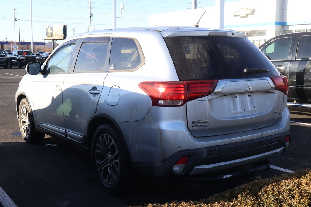 2016 Mitsubishi Outlander SE 10