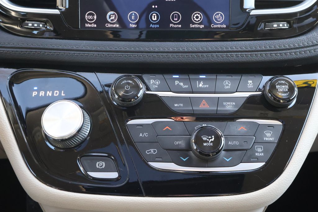 Thumbnail: 2018 Chrysler Pacifica - 17