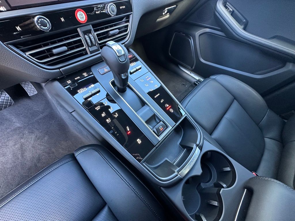 Thumbnail: 2026 Porsche Macan - 31