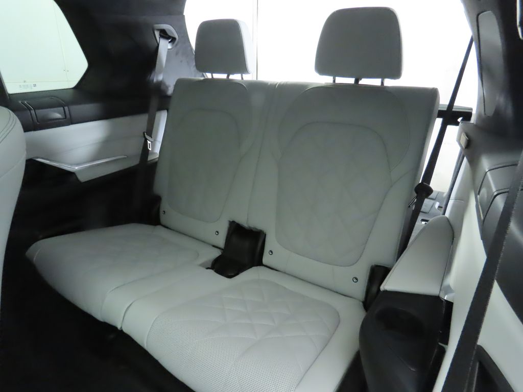 Thumbnail: 2026 BMW X7 - 10