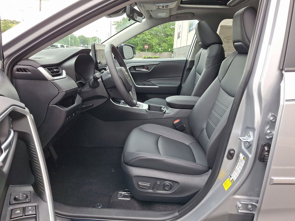 2025 Toyota RAV4 XLE Premium 9