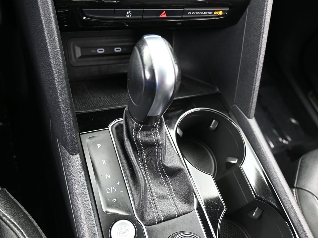 Used 2022 Deep Black Volkswagen 3.6L V6 SE w/Technology image 28