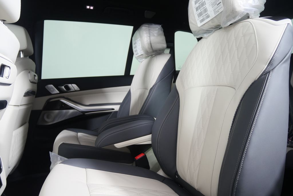 Thumbnail: 2026 BMW X7 - 16