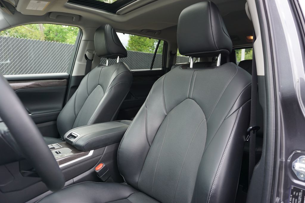 Thumbnail: 2023 Toyota Highlander - 11