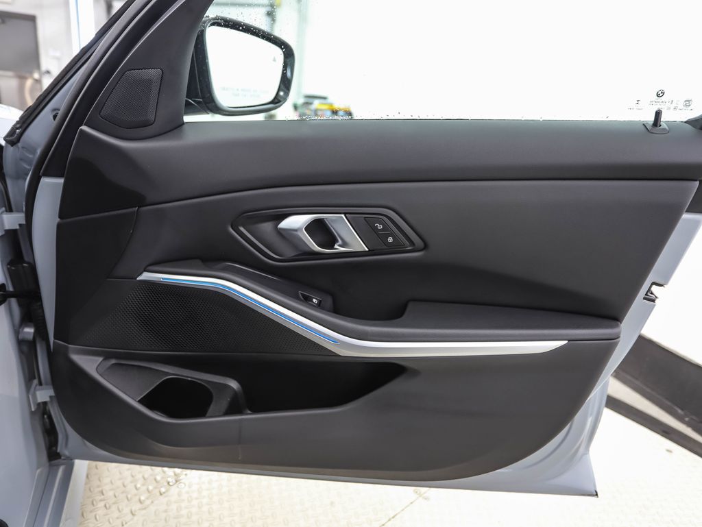 Thumbnail: 2025 BMW 3 Series - 28