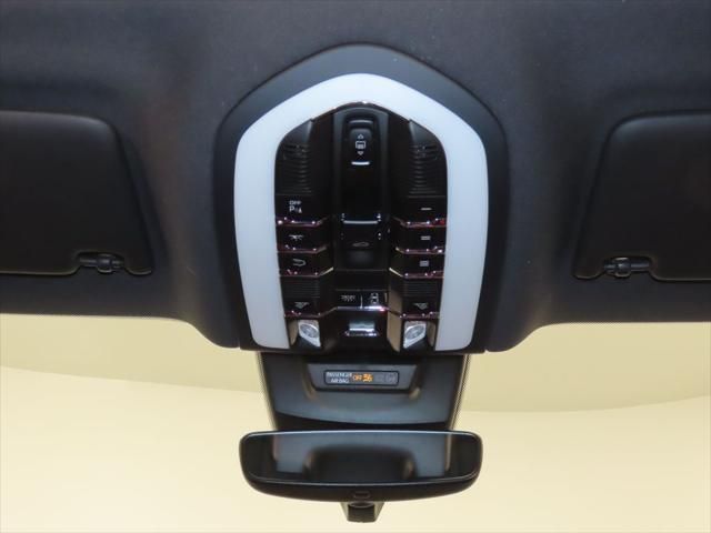 Thumbnail: 2026 Porsche Macan - 32