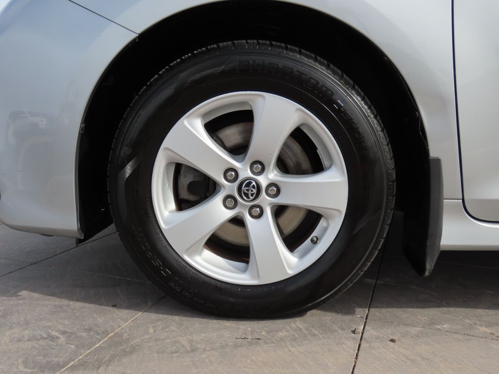 2020 Toyota Sienna LE 29
