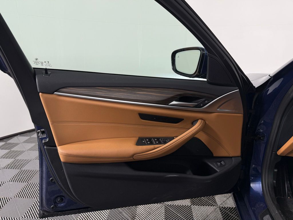 Thumbnail: 2023 BMW 5 Series - 13