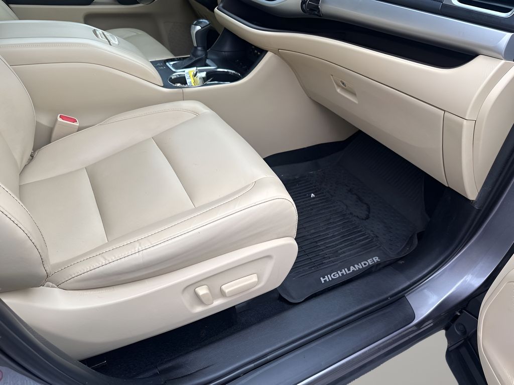 Used Car 2019 Toyota Highlander  Xle For Sale Under $25,000 In Austin, Texas