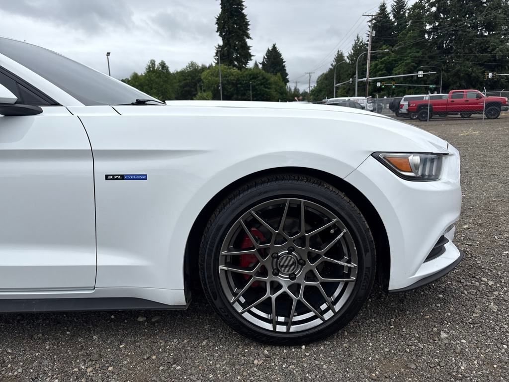 2017 Oxford White Ford Mustang V6 RWD Coupe