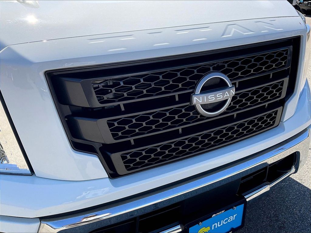 2024 Nissan Titan — photo 27