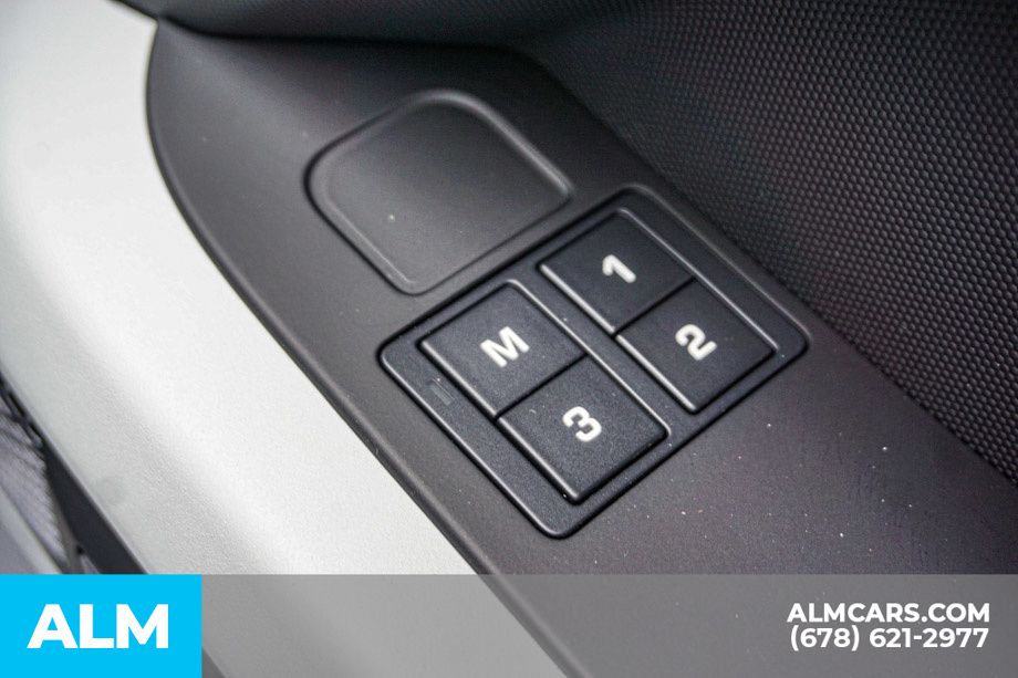 Used 2024 White Land Rover X-Dynamic SE image 58