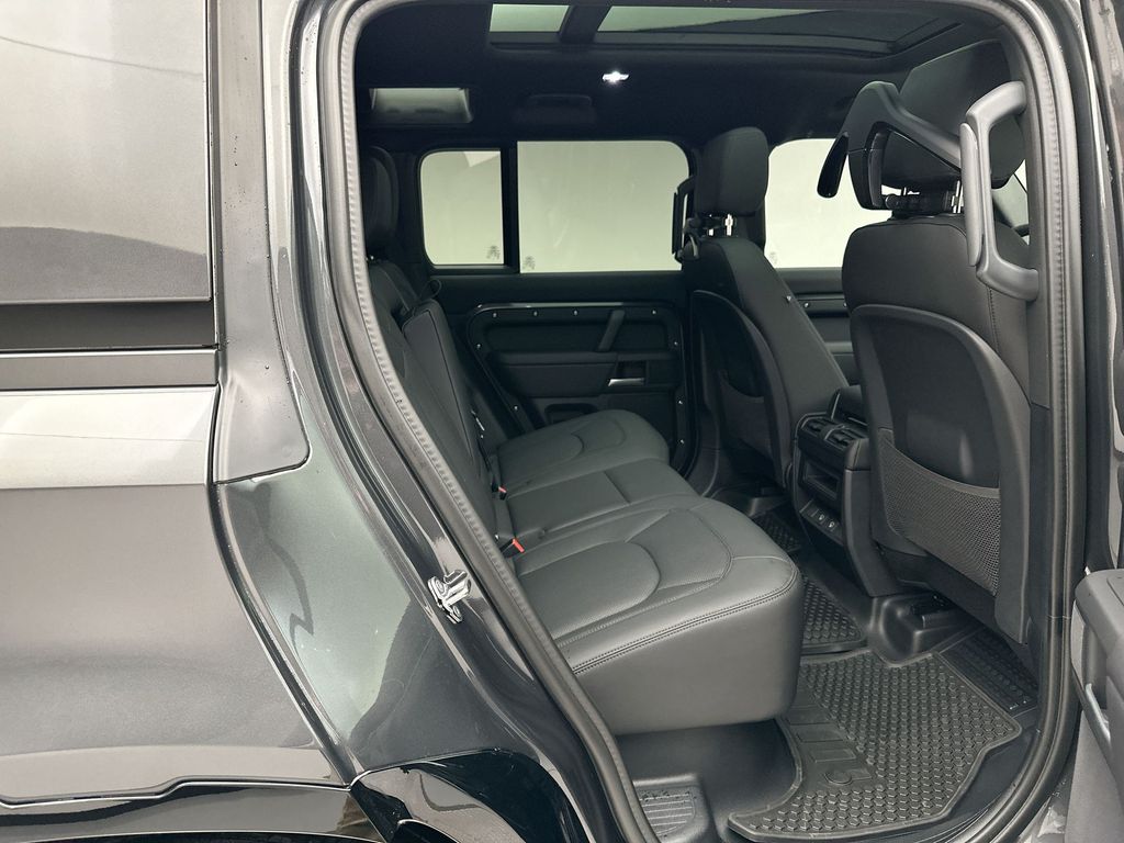 2025 Land Rover Defender 110 6