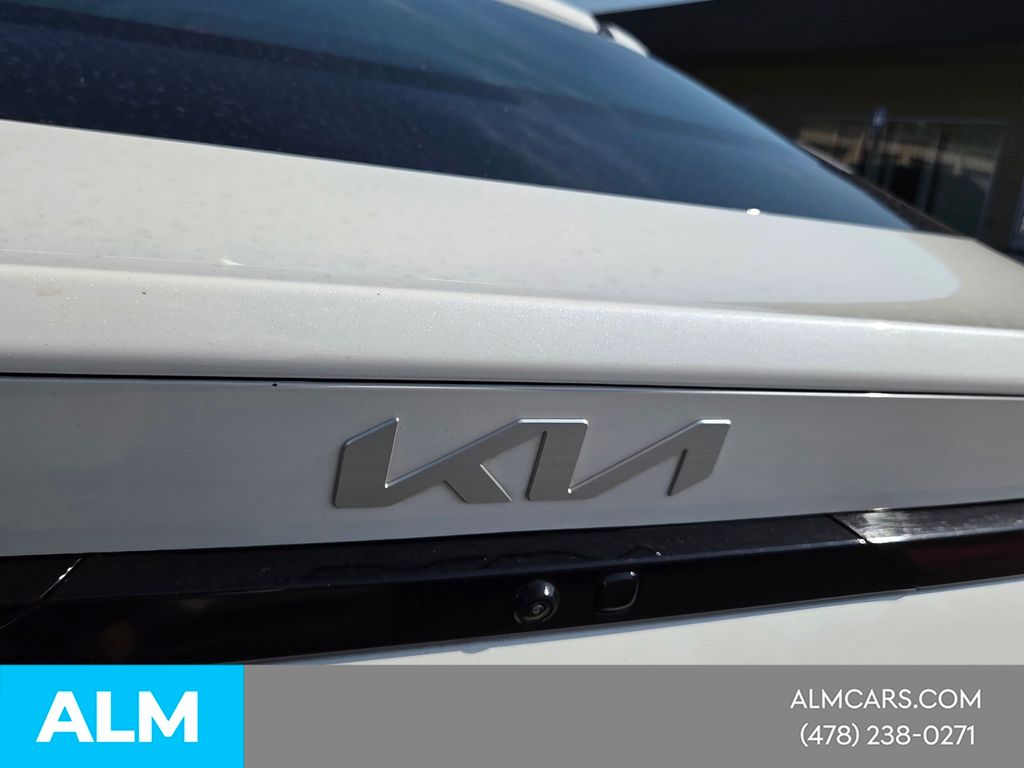 Used 2025 White Kia LXS image 10
