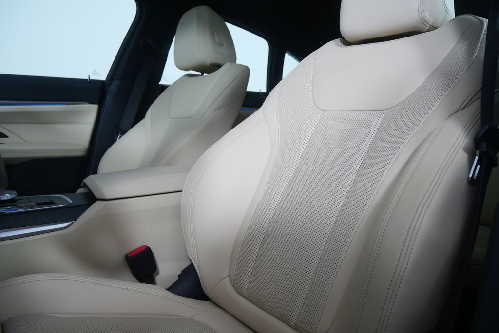 Thumbnail: 2023 BMW i4 - 10