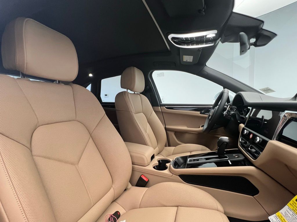 Thumbnail: 2026 Porsche Macan - 18