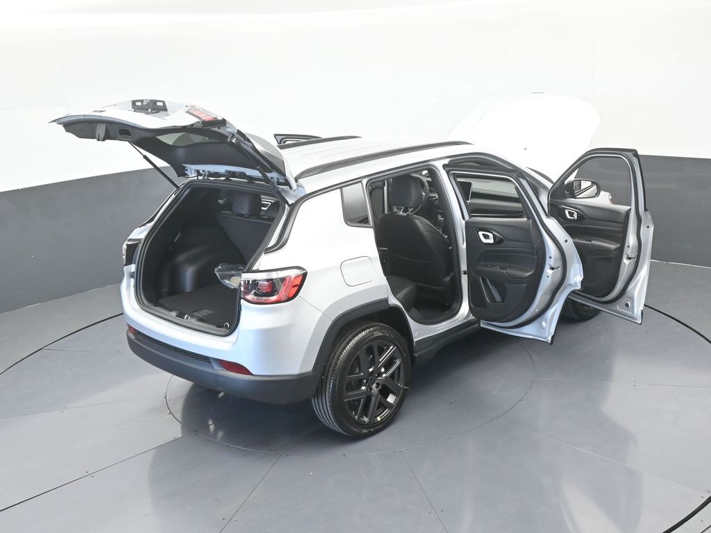 New 2026 silver zynith metallic clearcoat Jeep Latitude image 64