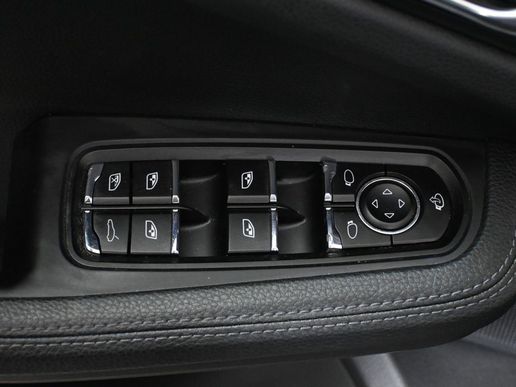 Thumbnail: 2022 Porsche Macan - 32