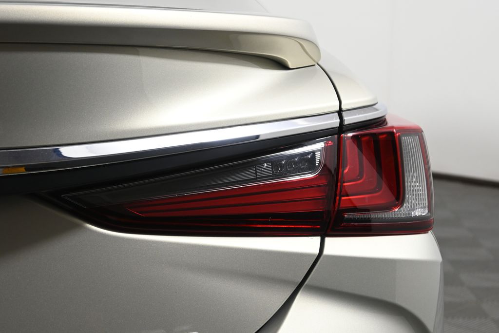 Thumbnail: 2021 Lexus ES - 13