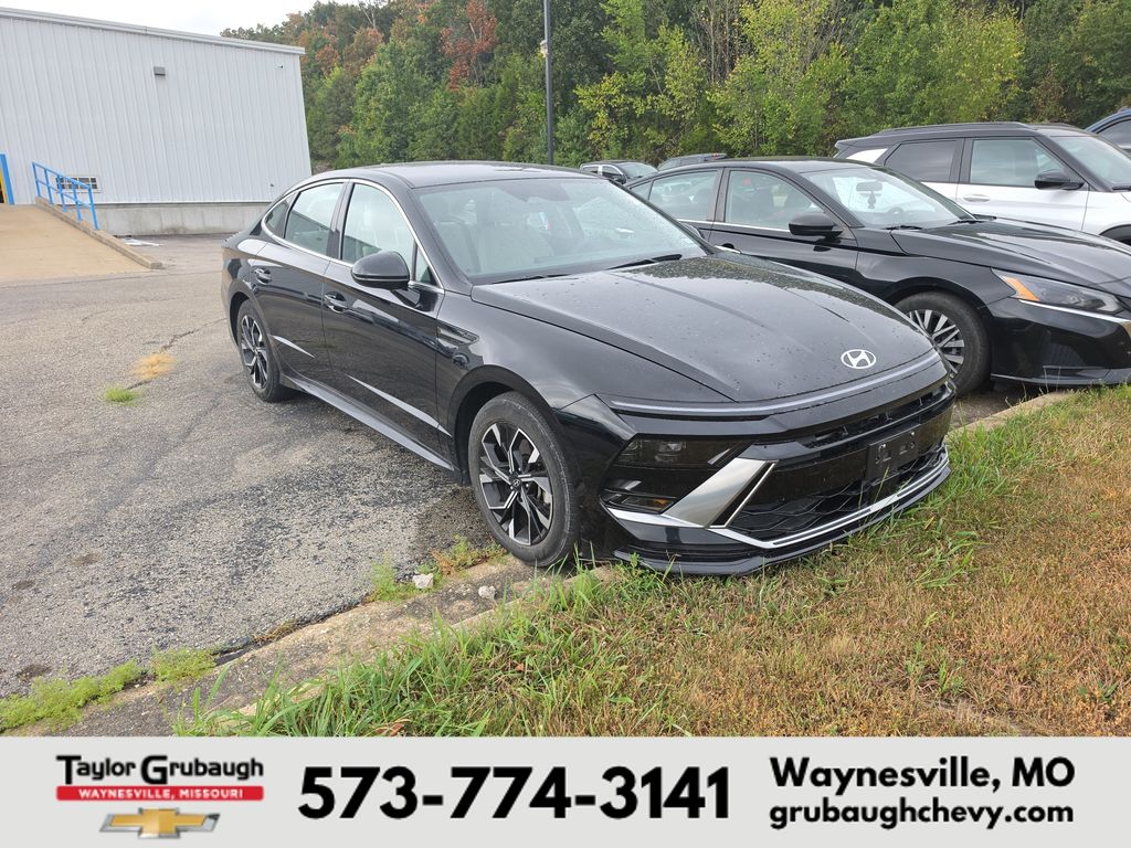 Abyss Black 2025 Hyundai Sonata Sedan Front-Wheel Drive 8-Speed Automatic