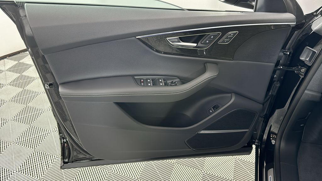 Thumbnail: 2025 Audi Q8 - 27