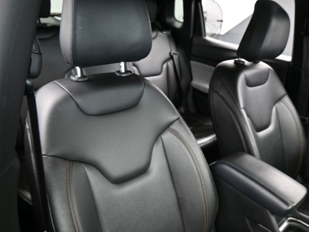 Used 2024 Diamond Black Crystal Pearlcoat Jeep Latitude Lux image 37