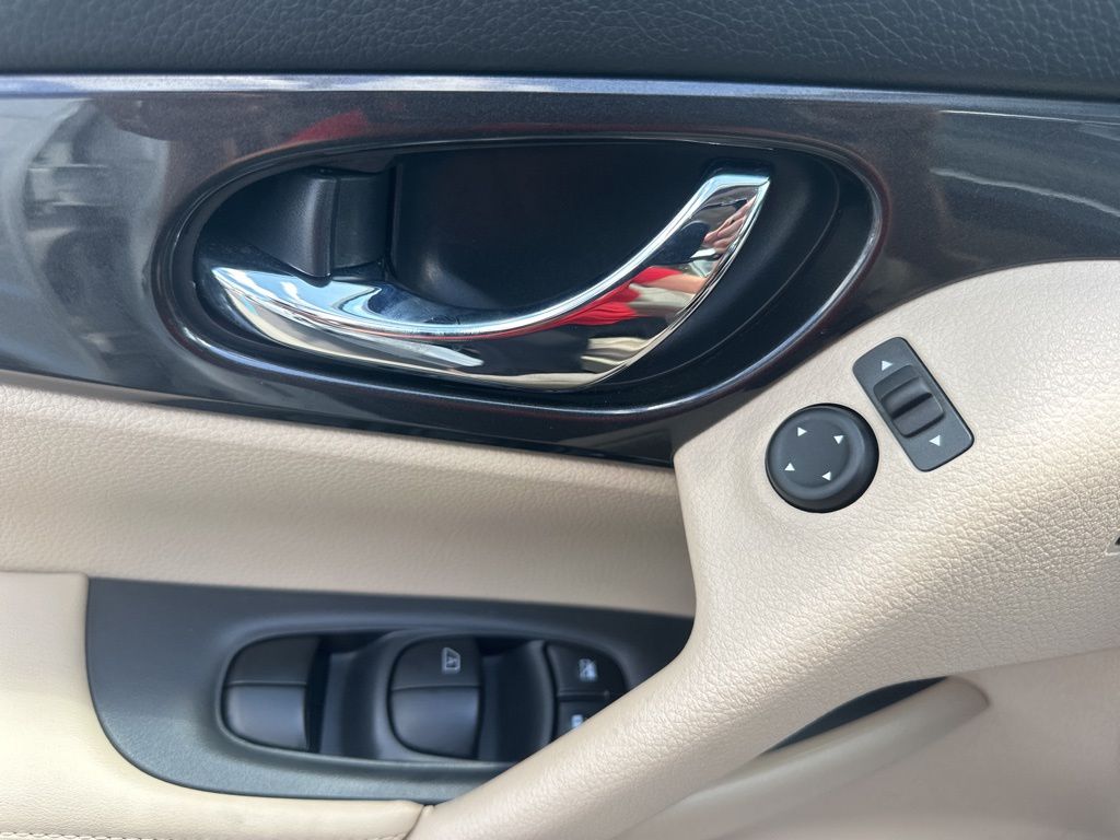 2018 Pearl White Nissan Rogue SV FWD SUV