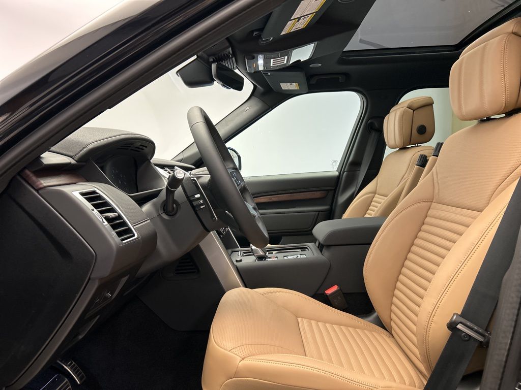 Thumbnail: 2025 Land Rover Discovery - 13