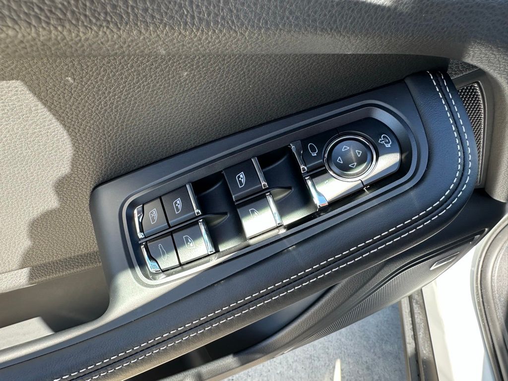 Thumbnail: 2026 Porsche Macan - 22